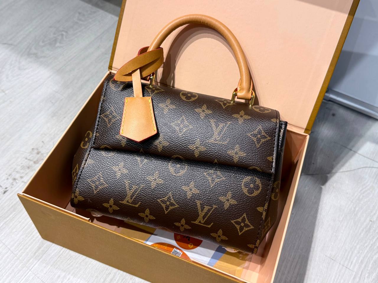 LV 
20*9*15cm
120 dhs✅ 
with FOLDING BOX🎁

Zain44
♥️♥️♥️