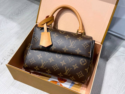 LV 
20*9*15cm
120 dhs✅ 
with FOLDING BOX🎁

Zain44
♥️♥️♥️