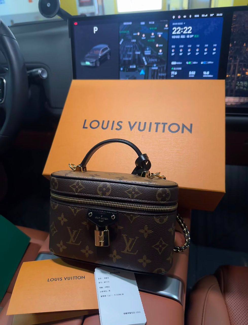 LV

95 dhs✅

With the box🎁🎁🎁

Zain35
♥️♥️♥️