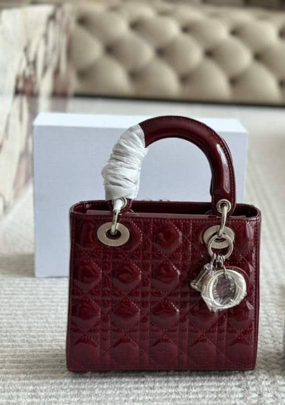 Dior Master
20cm 
280 dhs🪙🌨️

Zain10
♥️♥️♥️