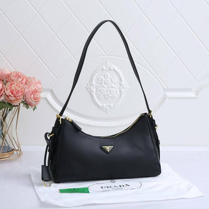 🎉 Offer 🎊  Prada Hobo Amiee
1️⃣ First quality
Size : 32 *  20 cm
70 dhs🪙🌨️

Zain115
♥️♥️♥️