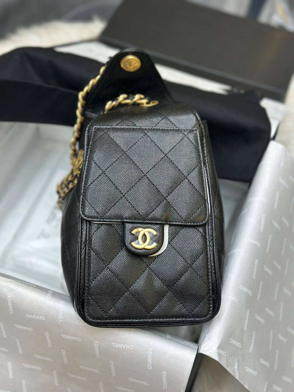 Chanel 
25 bag featuring a woven leather and gold-tone chain handle
2000 dhs🇦🇪🇦🇪

Zain71
♥️♥️♥️