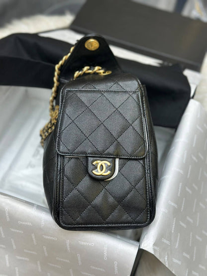 Chanel 
25 bag featuring a woven leather and gold-tone chain handle
2000 dhs🇦🇪🇦🇪

Zain71
♥️♥️♥️