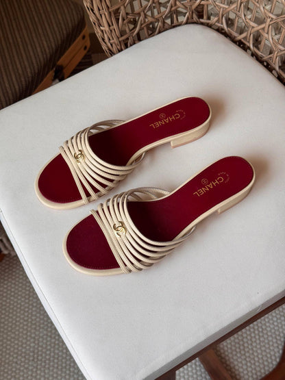 CHANEL 
✨ New Collection
👠 36–41
💎 Premium Quality
🔥 Super Master
450 dhs✅

Zain198
♥️♥️♥️