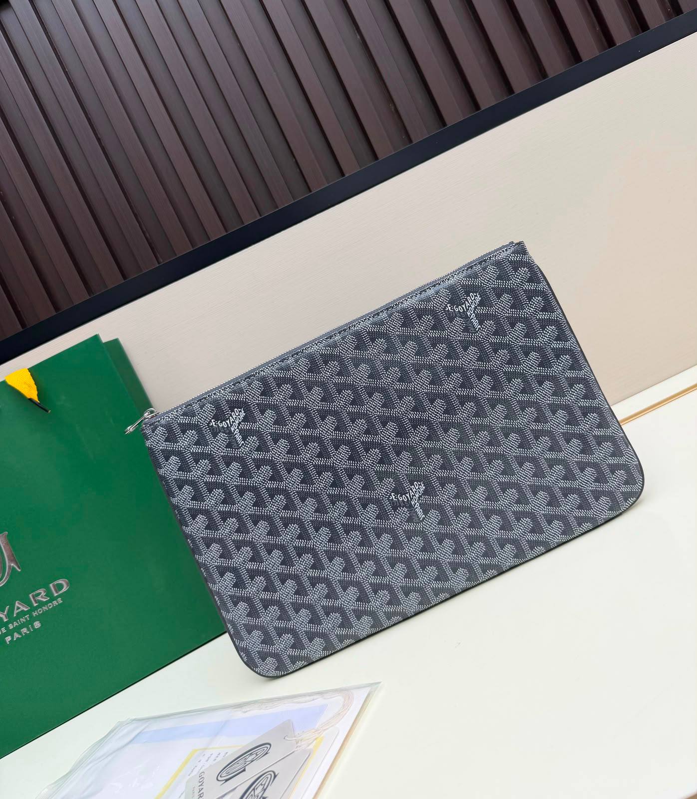 GOYARD 
HAND BAG POUCH UNISEX GOOD QUALITY WITH BOX 
90 dhs✅

Zain295
♥️♥️♥️