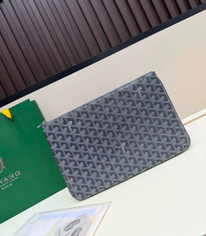 GOYARD 
HAND BAG POUCH UNISEX GOOD QUALITY WITH BOX 
90 dhs✅

Zain295
♥️♥️♥️