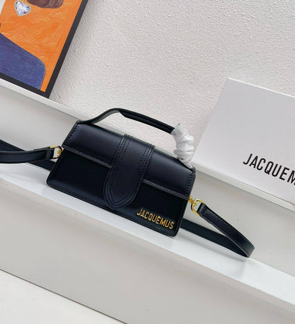 JACQUEMUS 
NEW CAME 

WITH BOX  🎁🎁🎁

105 dhs💓
*Size 20cm*

Zain39
♥️♥️♥️