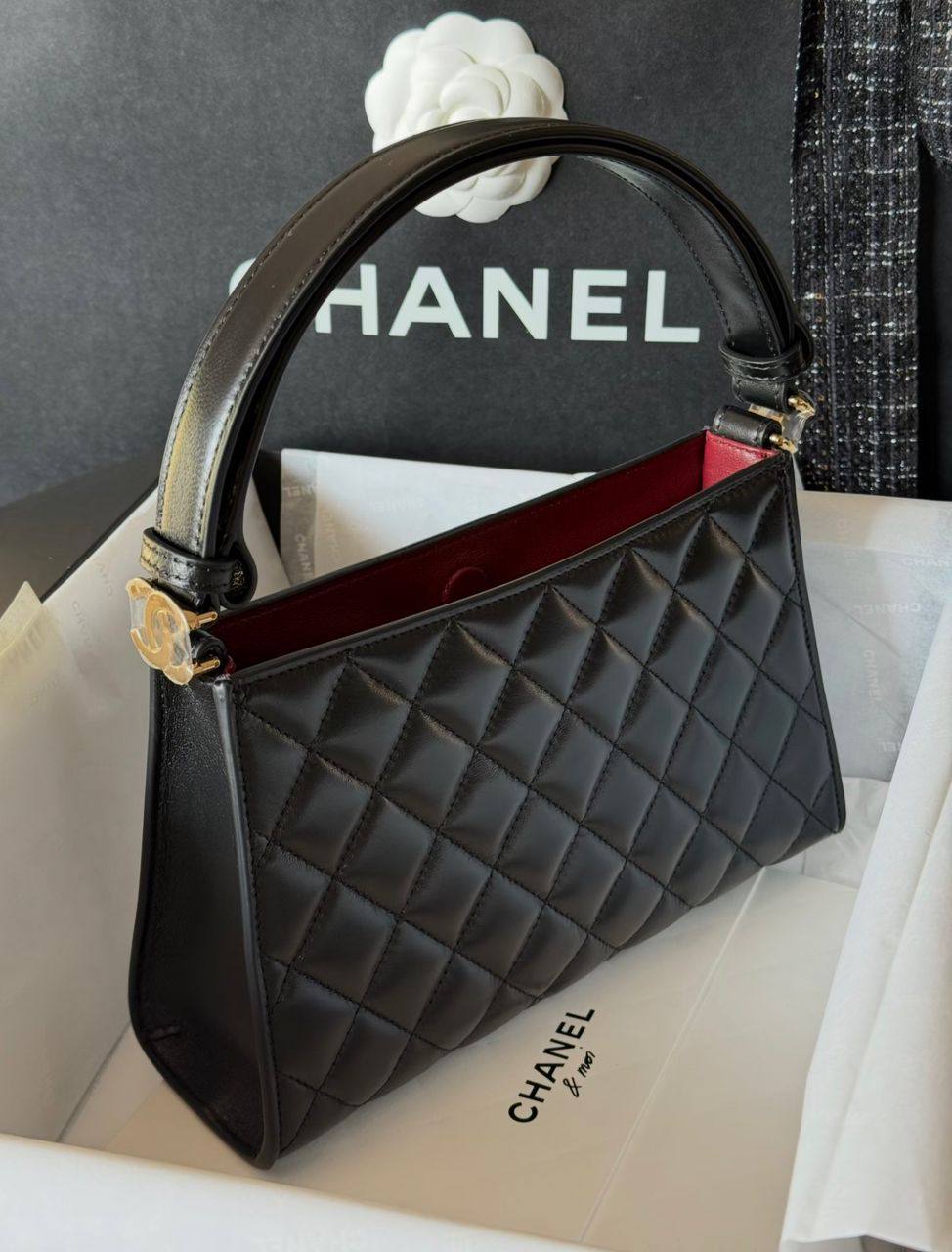 Chanel
95 dhs💓

SIZE：23×15×7cm
Good-quality 

with box🎁🎁🎁

Zain35
♥️♥️♥️