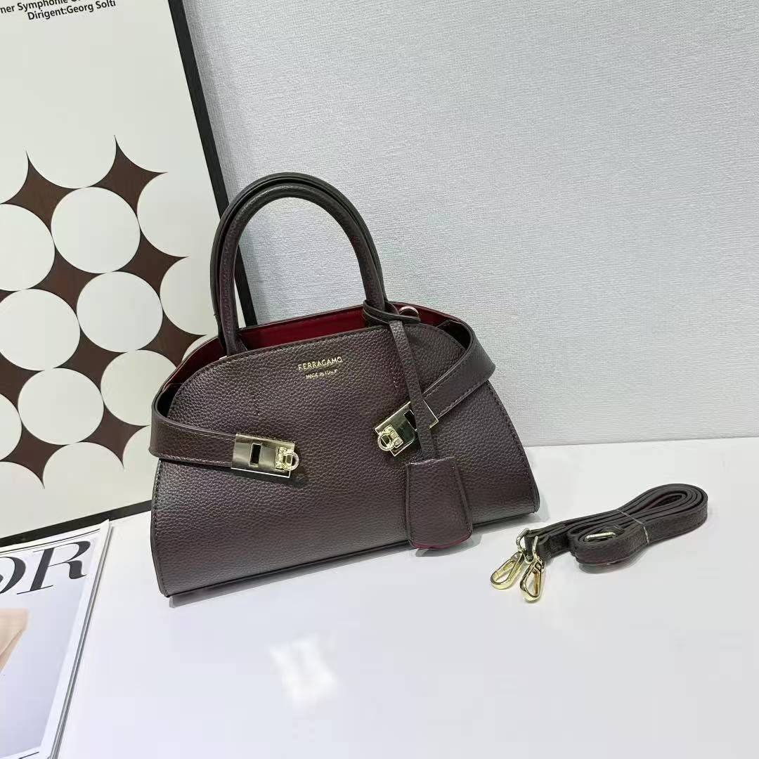FERRAGAMO
GOOD QUALITY 
120 dhs✅

Zain39
♥️♥️♥️