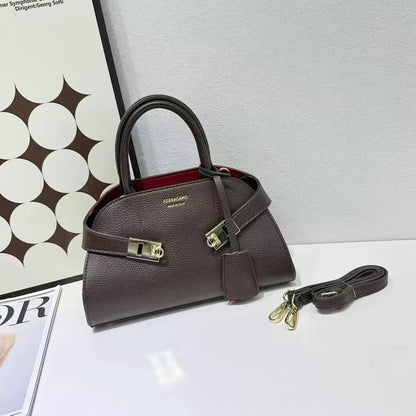 FERRAGAMO
GOOD QUALITY 
120 dhs✅

Zain39
♥️♥️♥️