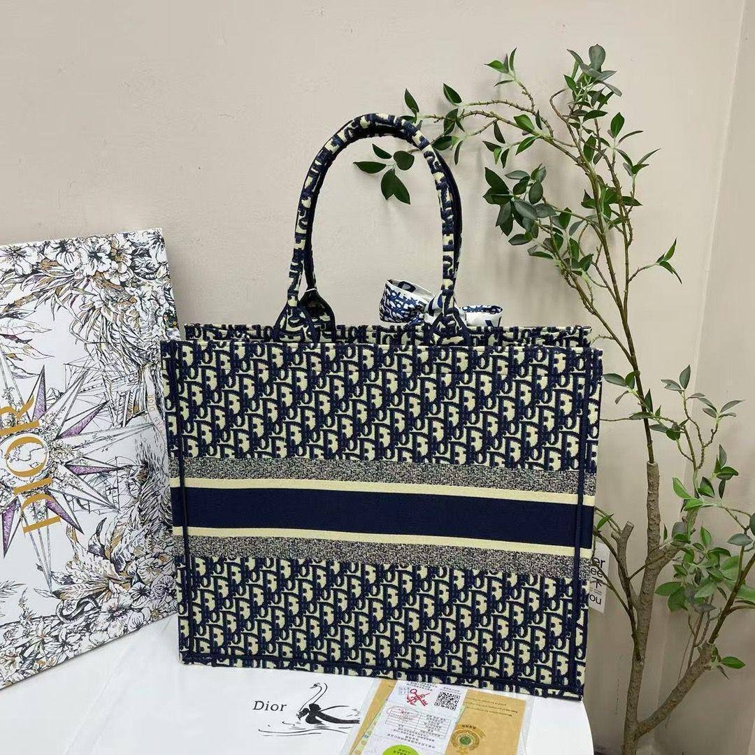 Dior
42*35*15.5cm

With start and scarf 

With box 
🎁🎁🎁

120 dhs🪙

Zain17
♥️♥️♥️