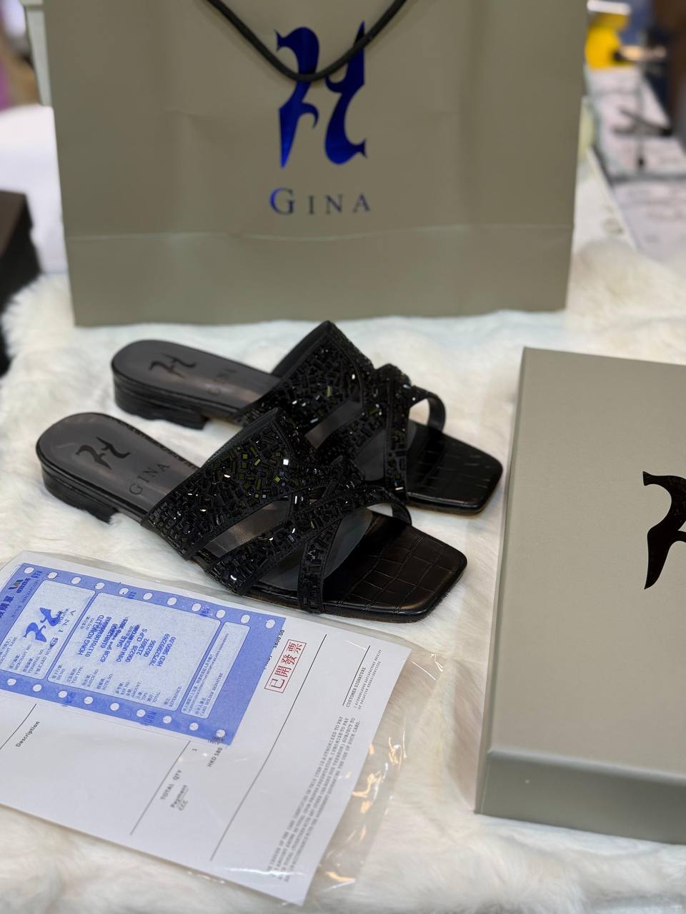 Gina Slipper
New Coming🔥
Size:36 to 41
105 dhs🪙🖤

Zain241
♥️♥️♥️