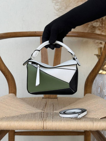 LOEWE

18cm

340 dhs🪙🌨️
Top quality 

With box🎁

Zain167
♥️♥️♥️