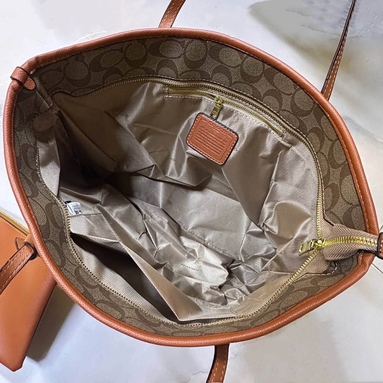 COACH 
GOOD QUALITY 
WITH BOX 
120 dhs🇦🇪🇦🇪

Zain295
♥️♥️♥️