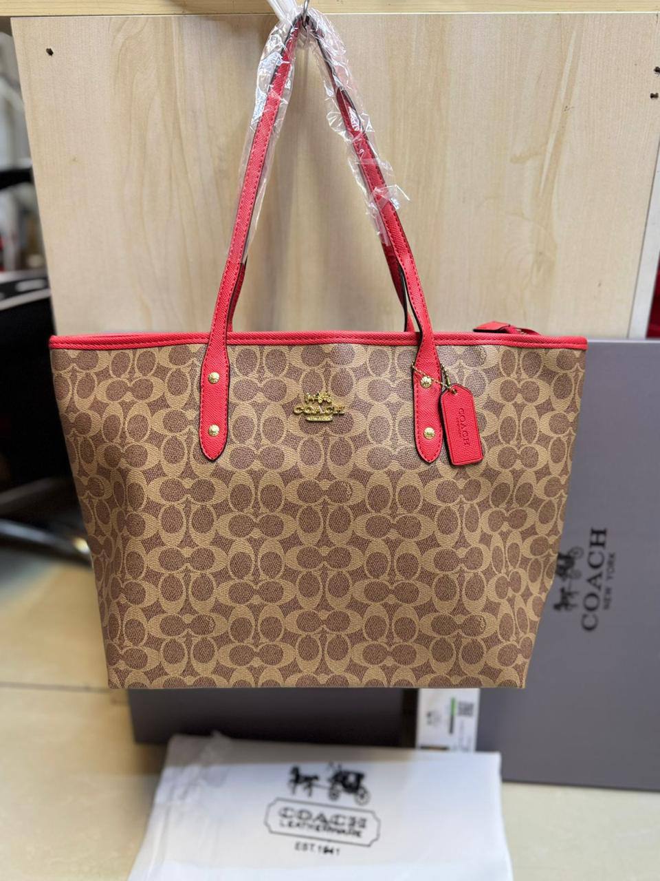 💗 Coach Tote
1️⃣ First quality +🎁
Size : 33 * 27 cm
80 dhs✅
with box 🎁

Zain115
♥️♥️♥️