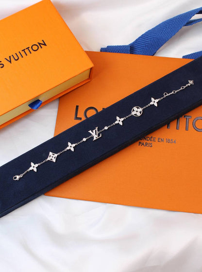 *LOUIS VUITTON*🔅
* *New Collection*  
* The Logo LV®️ with Swarovski Stones Bracelet 
 Gold & Silver
↗️ *Super Master Quality ®️*
For Price 👇 WTSP Text Zain 0568585901

Zain106
♥️♥️♥️