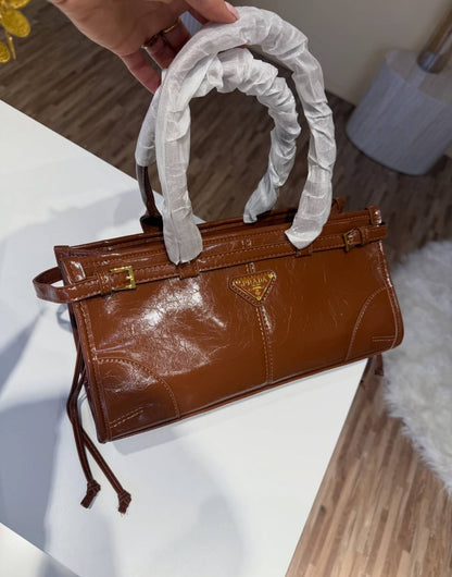 Prada 

High quality 

125 dhs

اطلبوها من الوتس المثبت في الأعلى👆🏻👆🏻

تواصلو معنا 👈🏻 Zain 
For order WhatsApp pinned 👆🏻

♥️♥️♥️