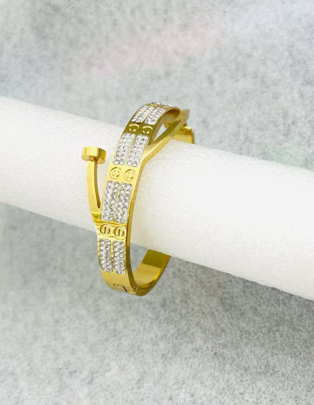 Bangle 🌊*
Stainless steel 💯
Non tarnish 💥
With black boxes 🗃️ 
20 dhs🪙🌨️
With normal boxes 📦 
And paper bag 🛍️
30 dhs🪙🌨️

Zain216
♥️♥️♥️