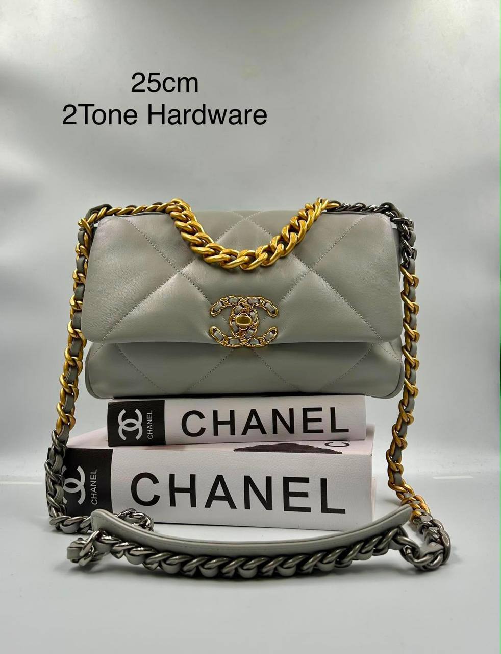 Chanel
metallic silver 

Flap Bag featuring mixed gold and silver-tone hardware.❤️❤️


For Price 👇 WhatsApp✅
0568585901 
0507557372
0552275751 Owner Zain 👌

Zain71
♥️♥️♥️