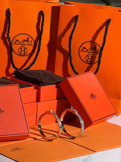 Hermes
  Bangle Collection 😍
Quality: Super Master 
Non -Tarnish color
* ⁠Rose Gold 
* ⁠Silver
For Price 👇 WTSP Text Zain 0568585901

Zain268
♥️♥️♥️