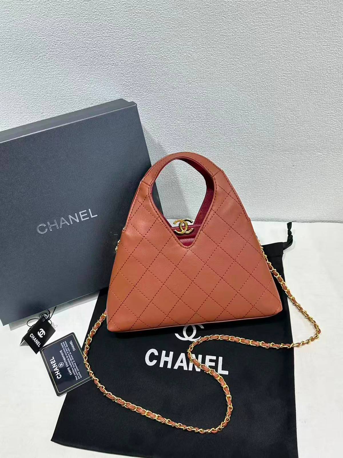 Chanel

withbox 
130 dhs🇦🇪🇦🇪

Zain143
♥️♥️♥️