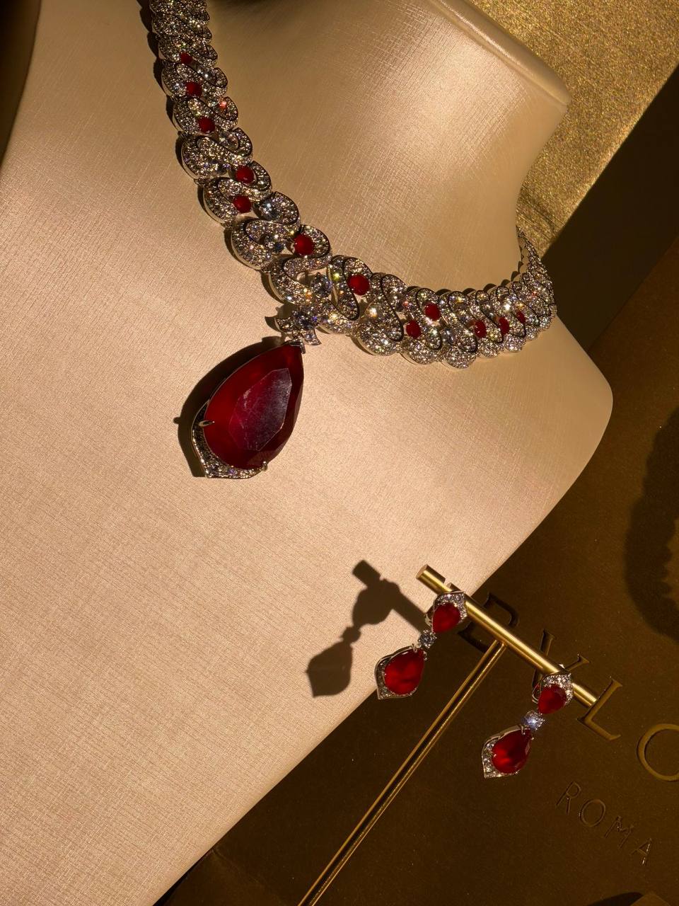 BVlGARI
 Collection 😍

Quality: Super Master 
Non -Tarnish color

* ⁠Necklace 
* ⁠Earring
For Price 👇 WTSP Text Zain 0568585901

Zain268
♥️♥️♥️