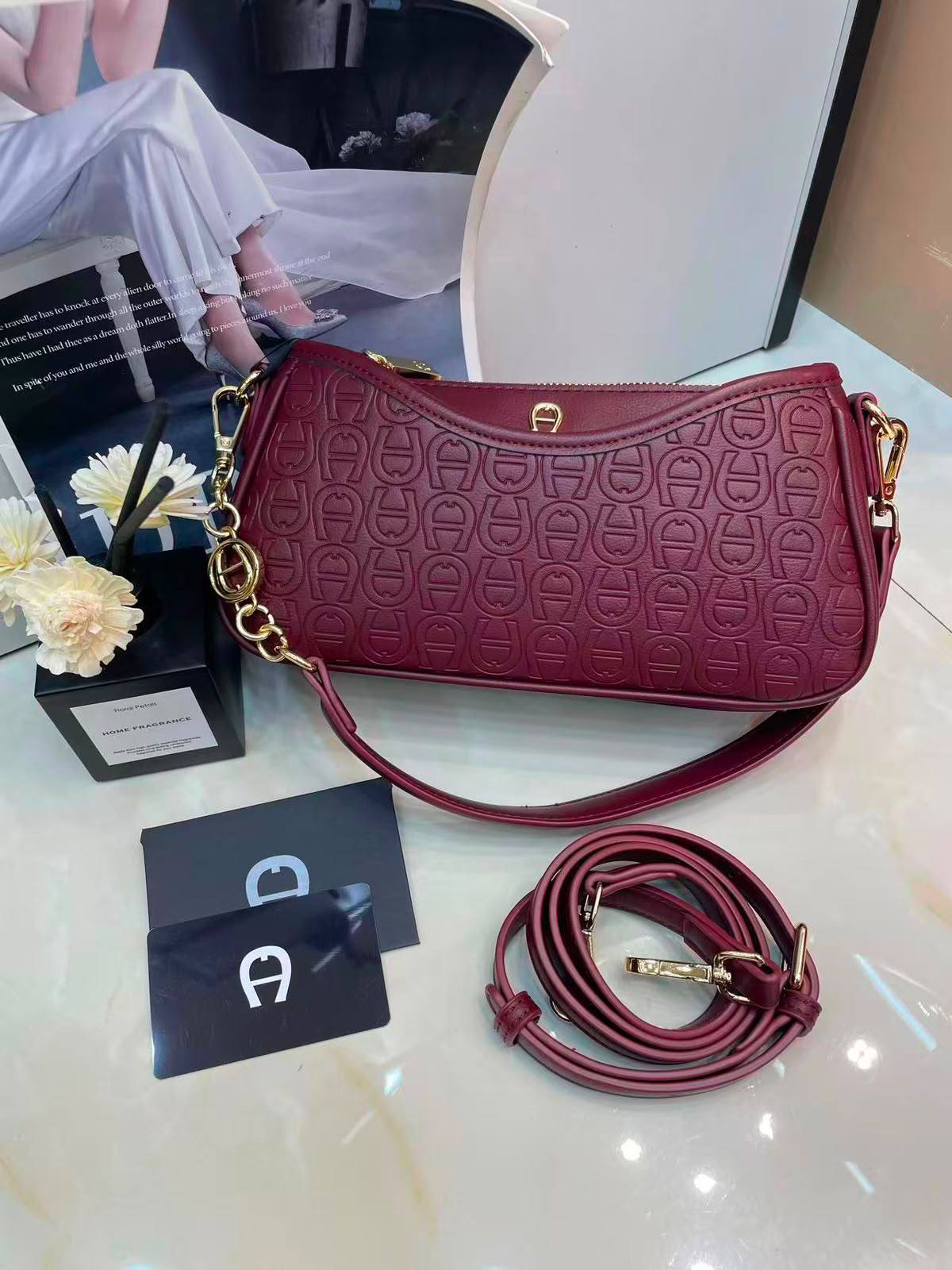 Aigner

Good quality 

Size:25*cm

110 dhs🇦🇪🇦🇪

Zain70
♥️♥️♥️