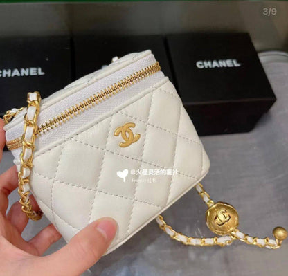 New Chanel mini cosmetic bag, good quality, 

comes with box, 
🎁🎁🎁

size...13* 10cm
90 dhs🪙🌨️

Zain12
♥️♥️♥️
