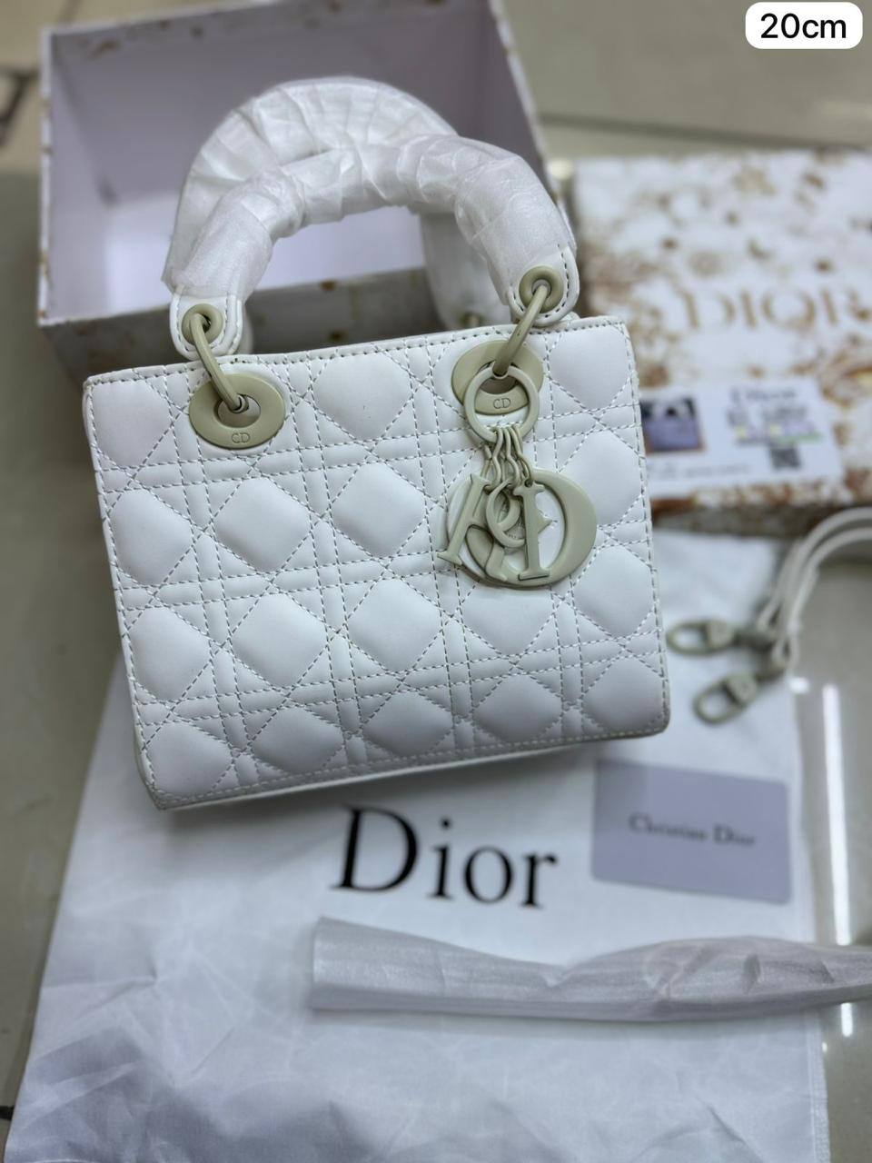 Miumiu / Dior

First quality +🎁

Size : 22 ~ 20 * 17 cm
85 dhs🇦🇪🇦🇪

 with box🎁
Zain115
♥️♥️♥️