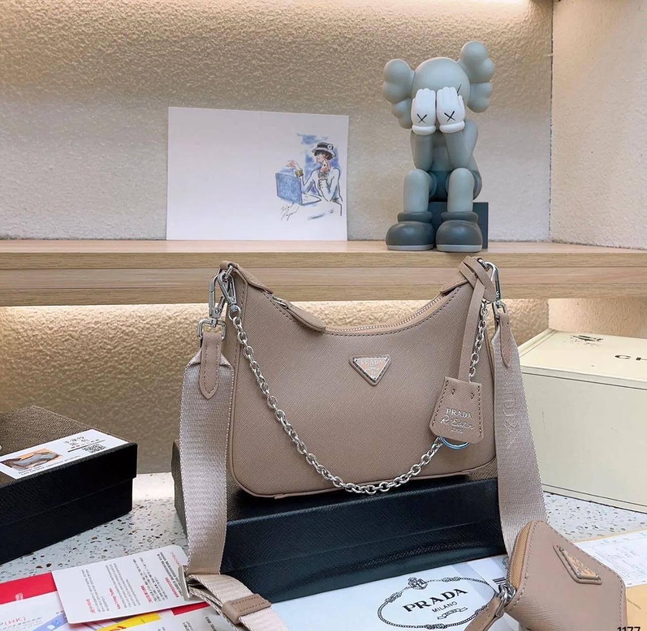 PRADA 
 GOOD QUALITY
 WITH BOX 
90 dhs💓

Zain17
♥️♥️♥️