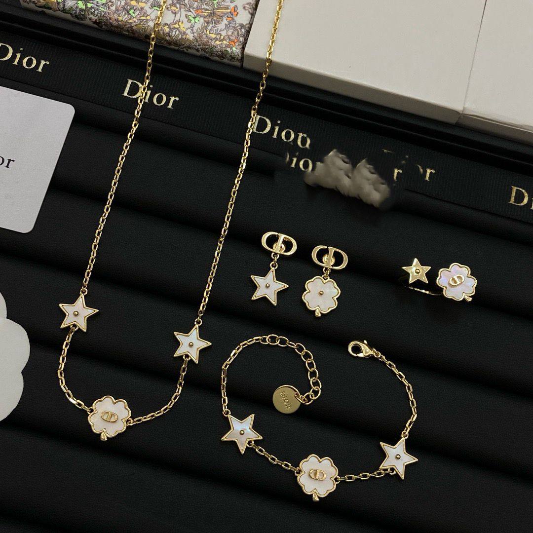 Dior set❤️‍🔥*
Necklace 🍁
Earring🦋
Bracelet ✨
Ring 💍 free size 
Master quality 💯
With normal boxes 📦 
165 dhs✅
With master box 🗃️ 
180 dhs✅

Zain216
♥️♥️♥️