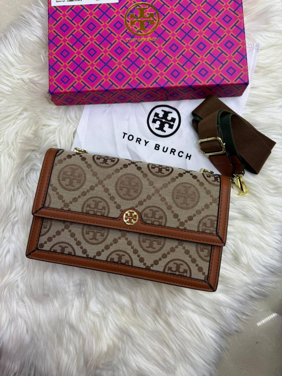 Tory Burch 
1️⃣ Finish Quality +🎁

Size: 28 * 19 cm
80 dhs🪙🌨️

with box 
🎁🎁🎁

Zain115
♥️♥️♥️