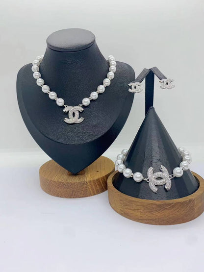 Stainless steel ❤️‍🔥*
Necklace 💥
Earring ✨
Ring 💍 free size 💍
Bangle 🦋
Non tarnish 💯
With brand boxes 🗃️ 
And paper bag 🛍️
50 dhs✅

Zain216
♥️♥️♥️