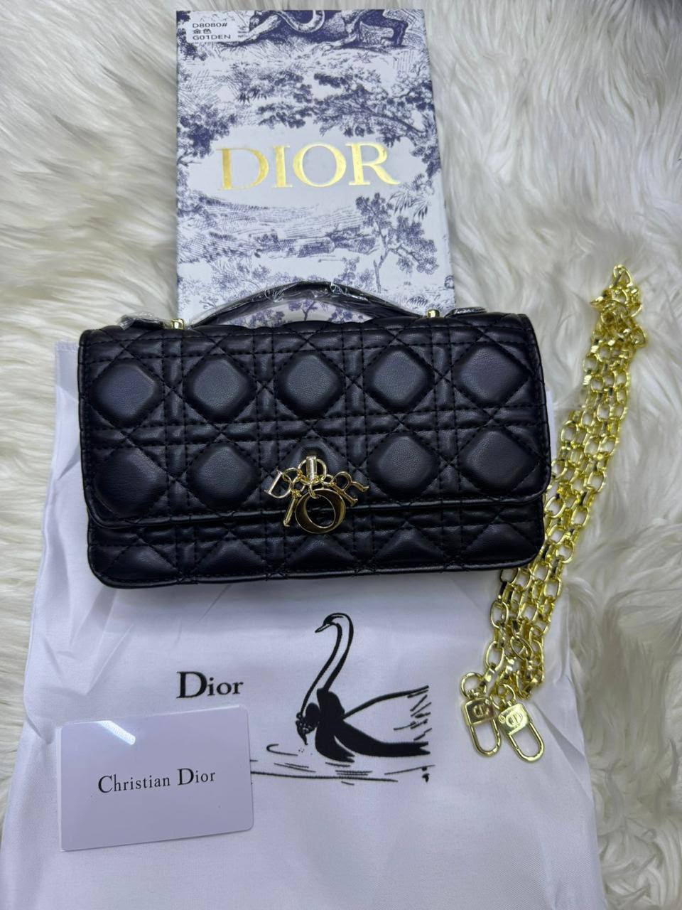 Dior woc

1⃣️ First quality +🎁

Size : 21 * 12 cm
110 dhs🇦🇪
 with box 🎁

Zain115
♥️♥️♥️