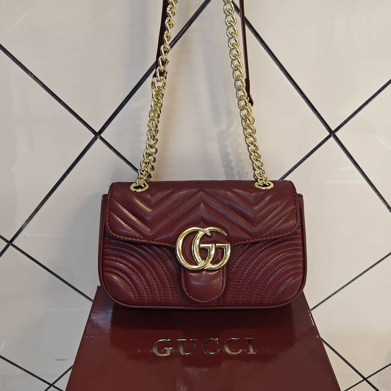 Gucci
 100 dhs💛 
with box

Zain235
♥️♥️