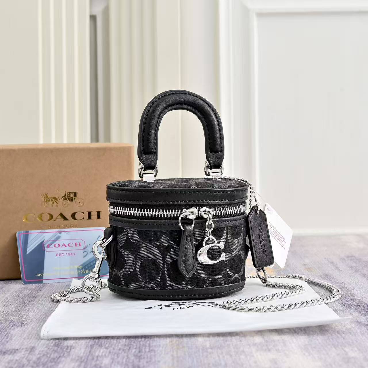 Coach
Coach 
90 dhs🇦🇪🇦🇪
with box
size 11×8.5×9cm

Zain42
♥️♥️♥️