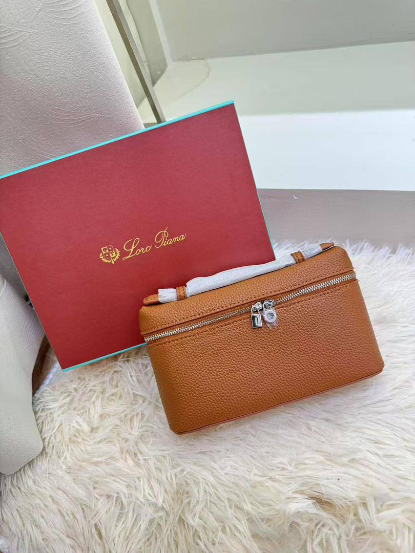 Loro Piana
80 dhs✅

with box
🎁🎁🎁

size 19×7×12cm

Zain42
♥️♥️♥️
