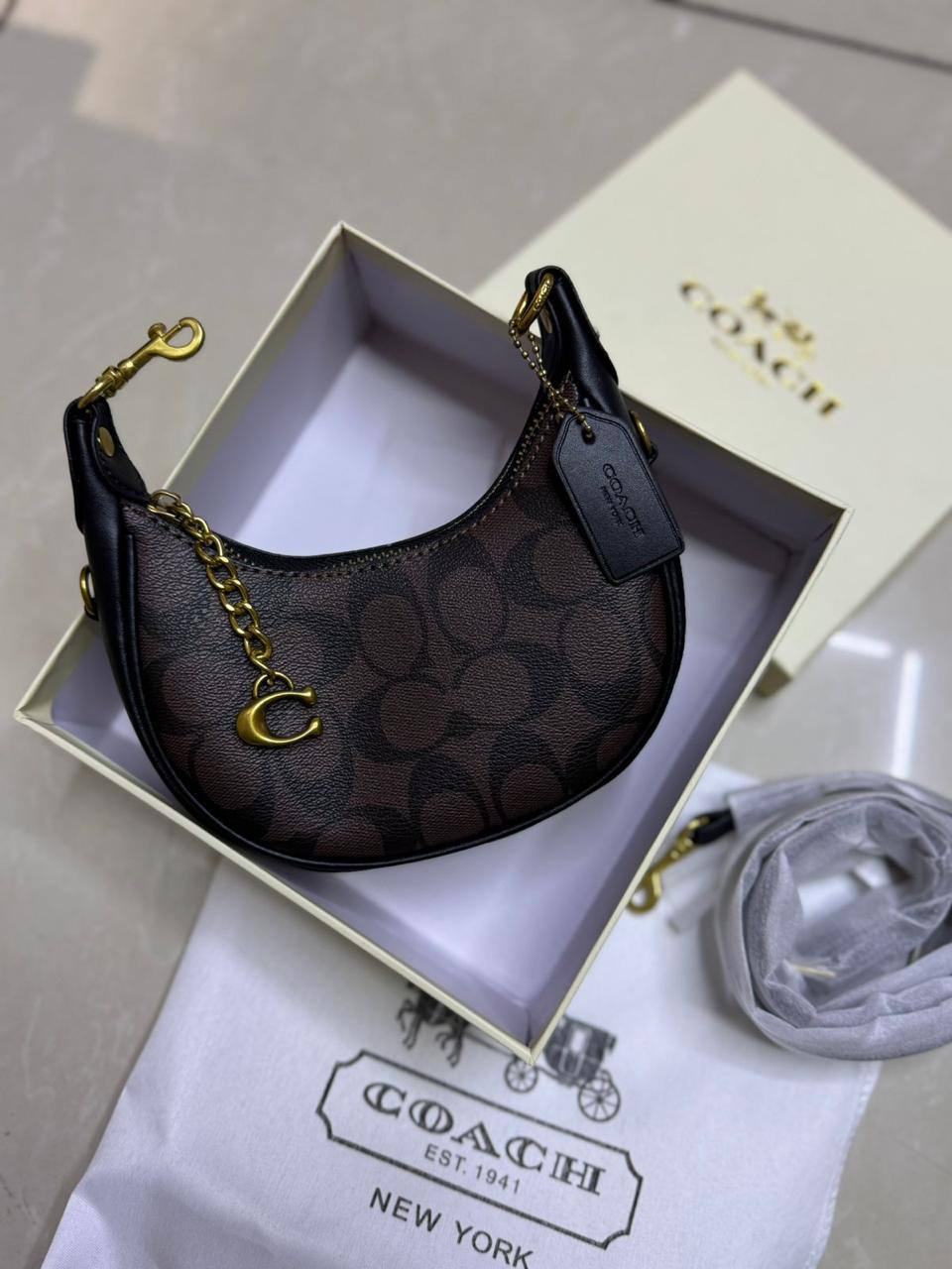 🍒 Coach Jonie

1️⃣ First quality +🎁

Size : 16.5 * 9 cm

80 dhs✅

with box
🎁🎁🎁

Zain115
♥️♥️♥️