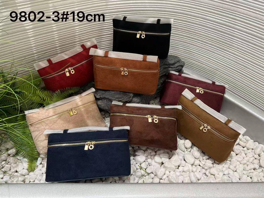 Loro piana

100 dhs🇦🇪

with box
size 19cm

Zain29
♥️♥️♥️