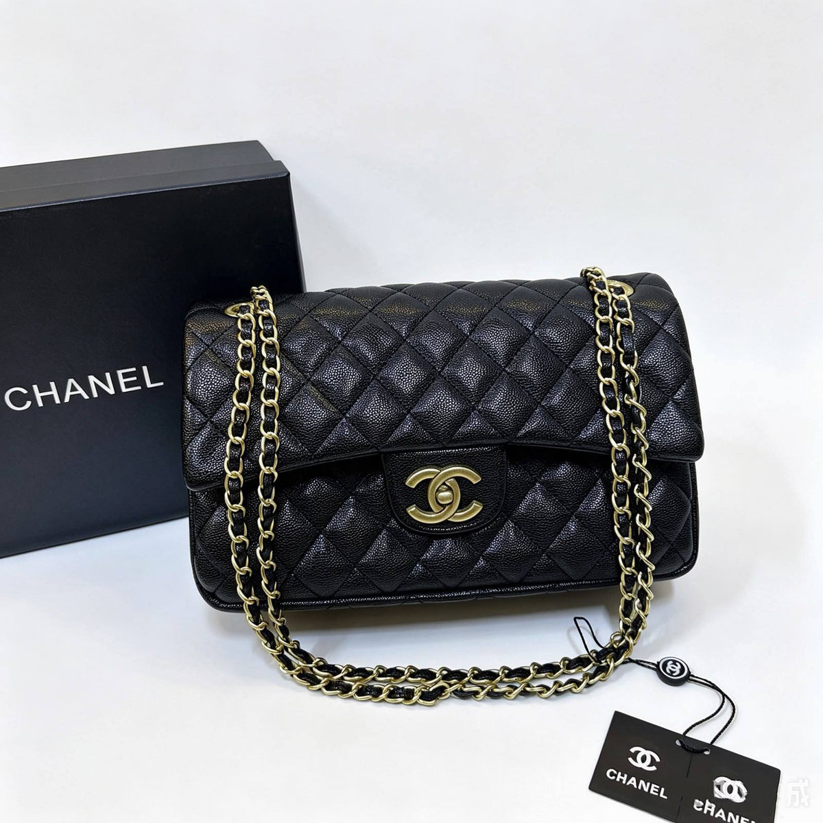 CHANEL 

NEW CAME 

GOOD QUALITY 

WITH BOX 
115 dhs🇦🇪🇦🇪

Zain295
♥️♥️♥️