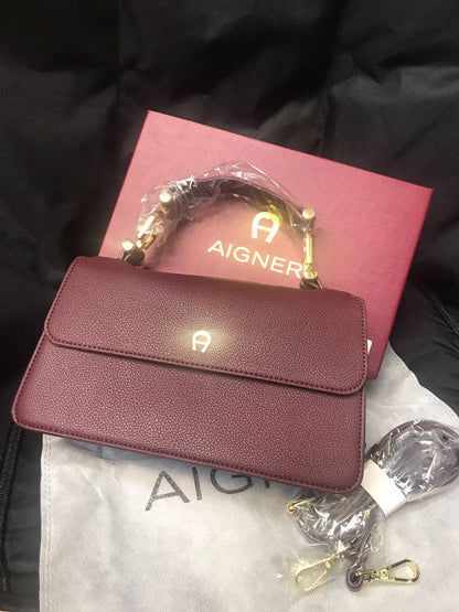 Aigner
95 dhs🪙🌨️
Size 24*7*15
with box
🎁🎁🎁

Zain07
♥️♥️♥️