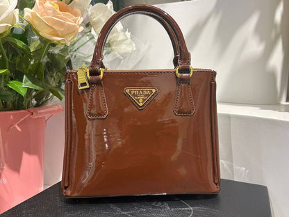 PRADA 

With box
🎁🎁🎁

75 dhs✅

Zain44
♥️♥️♥️