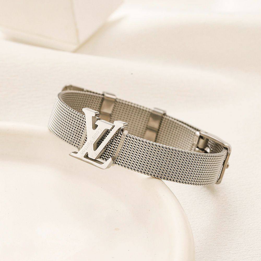New arrival branded bangle and bracelet 
40 dhs💓

Zain243
♥️♥️♥️