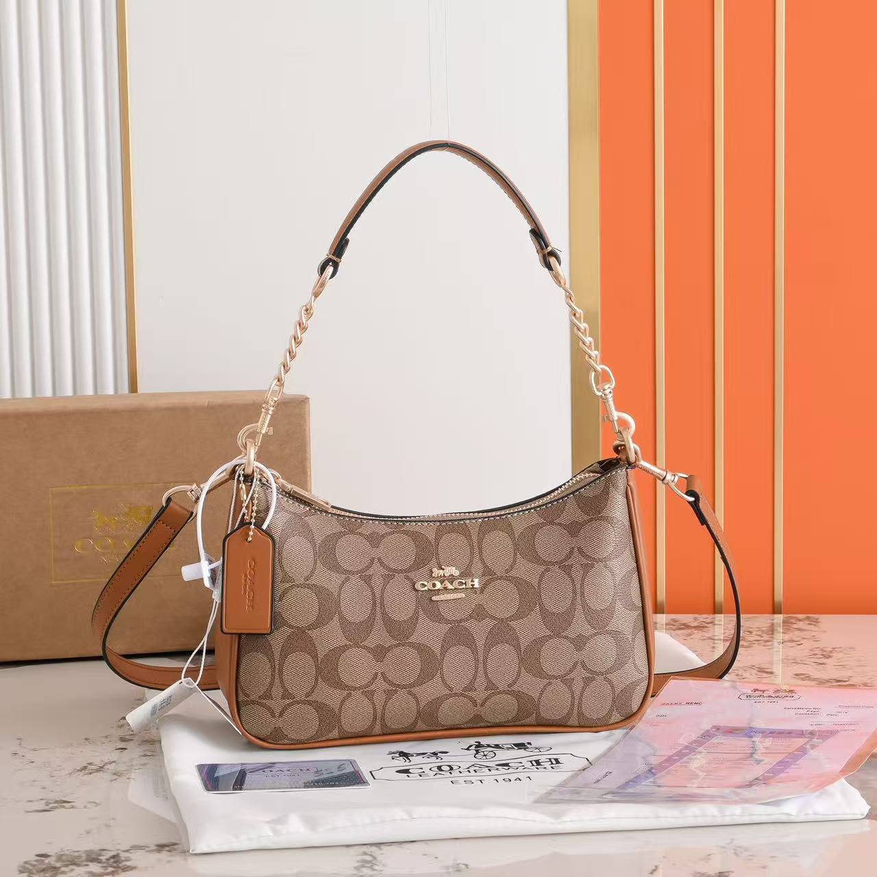 Coach
90 Dhs✅
With box
size 24×7×14cm

Zain42
♥️♥️♥️