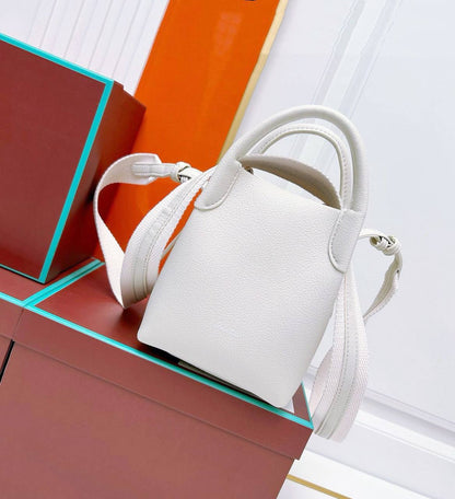 LORA PIANA

 GOOD QUALITY  

WITH BOX 
🎁🎁🎁

120 dhs✅

Zain295
♥️♥️♥️