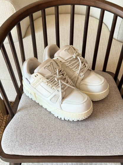Louis Vuitton
vip quality
size: 40 to 46 
750 dhs🇦🇪🇦🇪

Zain185
♥️♥️♥️