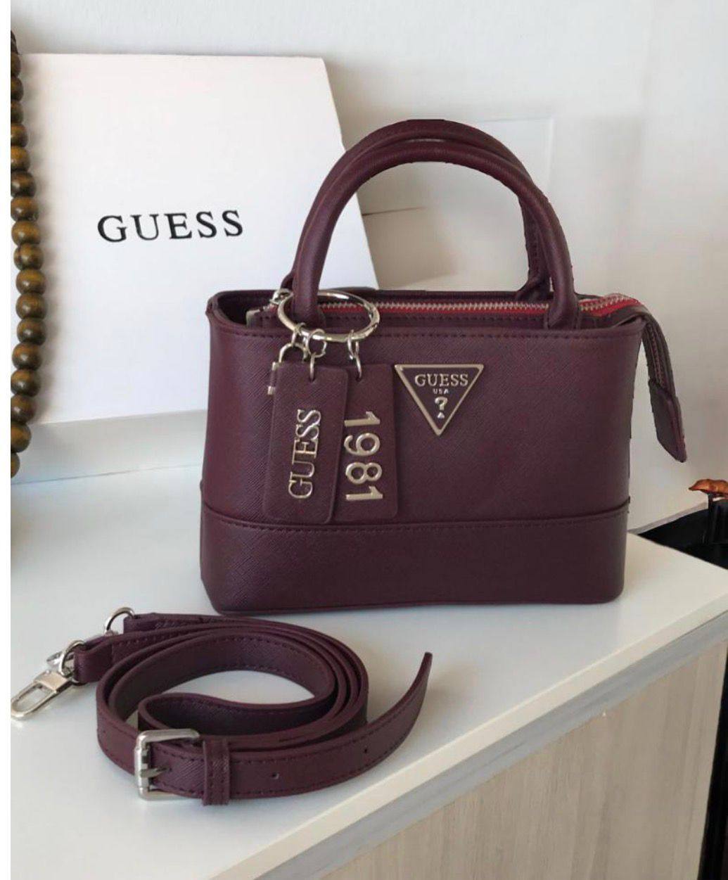 Prada
95 dhs🪙🌨️
size：22cm
Good quality 


with box
🎁🎁🎁

Zain35
♥️♥️♥️