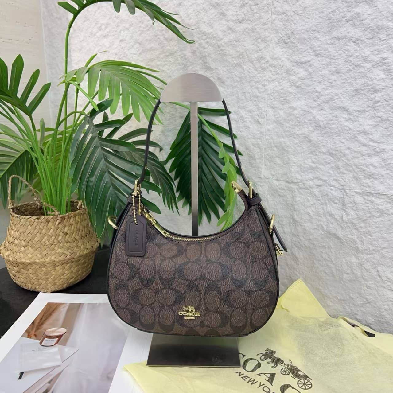 Coach Bags
70 dhs✅

Zain232
♥️♥️♥️