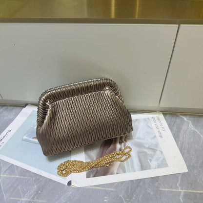 Ladies clutch bag 
90 dhs💓
size 26 cm

Zain161
♥️♥️♥️