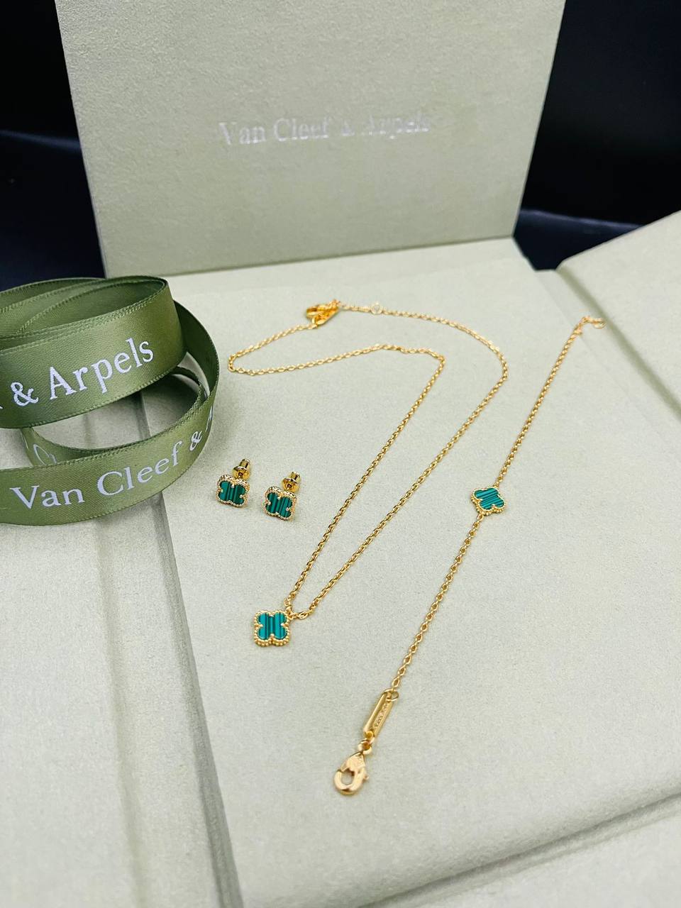 125 DHS🌺 SET 💫✨
VCA SET MASTER
NECKLACE 
BRACELET 
EARRINGS

WITH GOOD BOX AND PAPER BAG🛍️🎁

Zain89
♥️♥️♥️